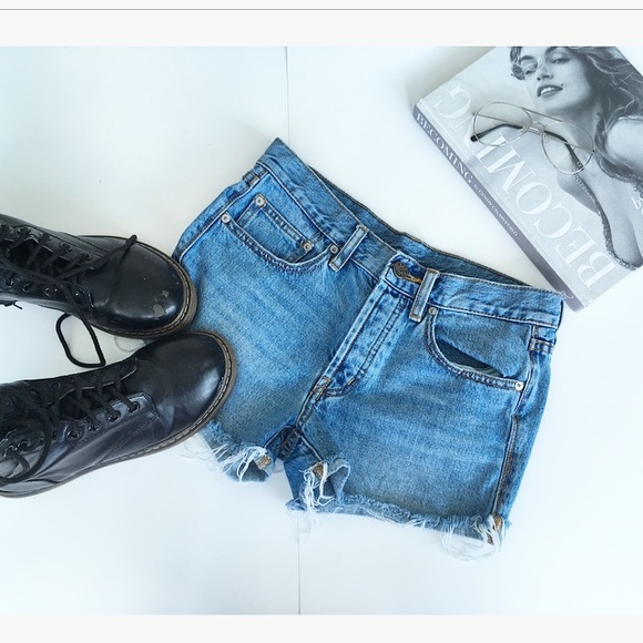 LIGHT WASH FRAYED DENIM SHORTS - Picture 3 of 6